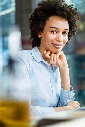 Smiling businesswoman with hand on chin at office model released, Symbolfoto, DIGF19060