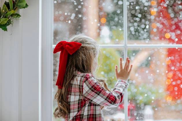 Girl with red ribbon in hair looking through window model released, Symbolfoto property released, MDOF00148