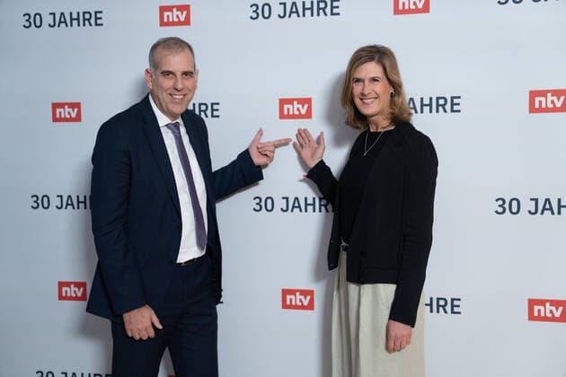 Bilder des Jahres 2022, Entertainment 11 November Entertainment Themen der Woche KW47 ntv Geschäftsführer Stephan Schmitter, ntv Chefredakteurin Sonja Schwetje Der Nachrichtensender ntv feierte am 23. November 2022 in der Berliner Bertelsmann Repräsentanz in Berlin sein 30-jähriges Bestehen Berlin Berlin GER *** ntv Managing Director Stephan Schmitter, ntv Editor-in-Chief Sonja Schwetje The news channel ntv celebrated its 30th anniversary on 23 November 2022 at the Bertelsmann Representative Office in Berlin Berlin GER