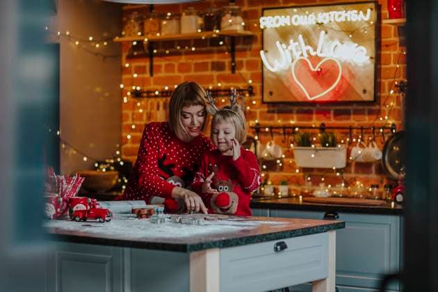 Mother and daughter cooking together on kitchen island in Christmas model released, Symbolfoto property released, MDOF00154