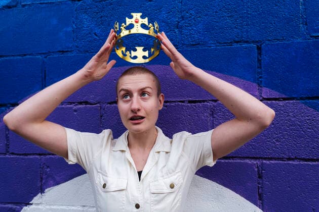 Creative Highlights Symbolbilder Non-binary person wearing crown in front of colorful wall model released, Symbolfoto, ASGF03088