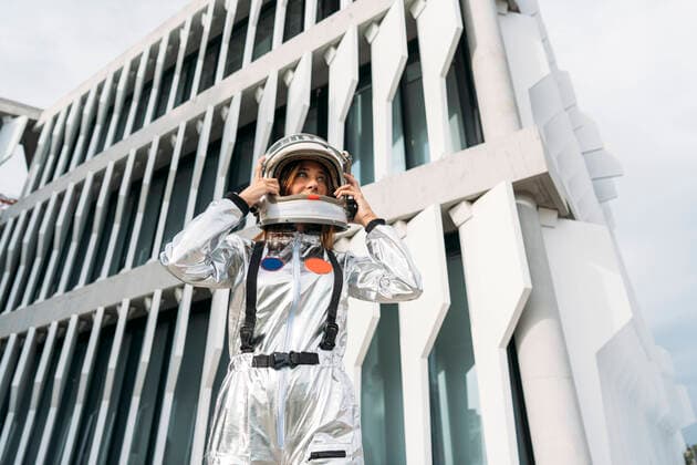 Creative Highlights Symbolbilder Astronaut wearing space helmet in front of building model released, Symbolfoto, DAMF01106