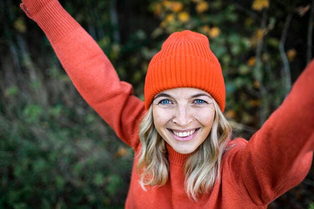 Smiling mature woman with orange knit hat on weekend model released, Symbolfoto, HMEF01463
