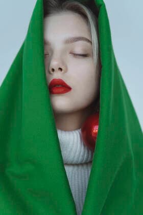 Creative Highlights Symbolbilder Teenage girl with eyes closed wrapped in green velvet cloth model released, Symbolfoto, IEF00238