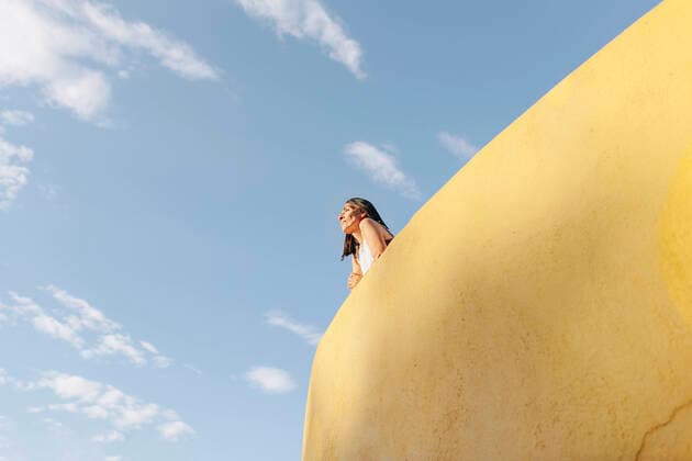 Creative Highlights Symbolbilder Contemplative woman leaning on wall model released, Symbolfoto property released, MRRF02516