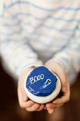 Hands of boy holding cupcake at home model released, Symbolfoto property released, ONAF00250