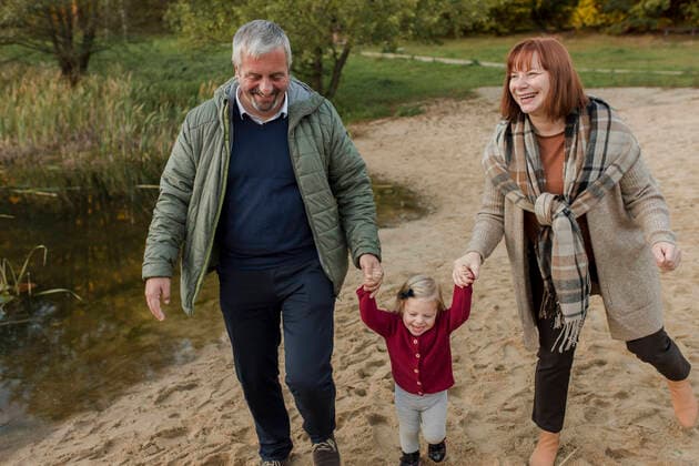 Grandparents walking on sand with granddaughter model released, Symbolfoto, VIVF00208