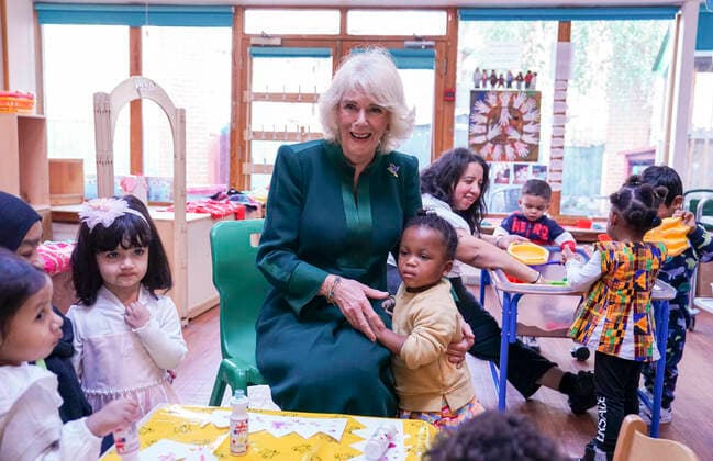 Bilder des Jahres 2022, Entertainment 11 November Entertainment Themen der Woche KW47 Entertainment Bilder des Tages . 24 11 2022. London, United Kingdom. . Camilla, Queen Consort, at Barnardo s Nursery in London where she delivered paddington bears and other cuddly toys that were left as tributes to Queen Elizabeth II.  xi-Imagesx xPoolx IIM-23956-0037