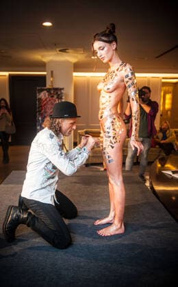25.11.2022 xesx Frankfurt am Main, Hotel Sofitel Fashion Week Winter 2022 Ein Vorgeschmack auf die Winter-Fashion-Week im Sofitel - hier Bodypainter Johnny Dar bei der Arbeit.