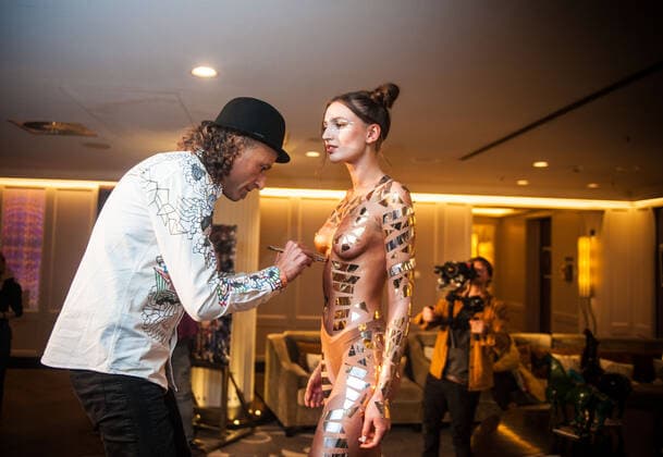 Entertainment Bilder des Tages 25.11.2022 xesx Frankfurt am Main, Hotel Sofitel Fashion Week Winter 2022 Ein Vorgeschmack auf die Winter-Fashion-Week im Sofitel - hier Bodypainter Johnny Dar bei der Arbeit.