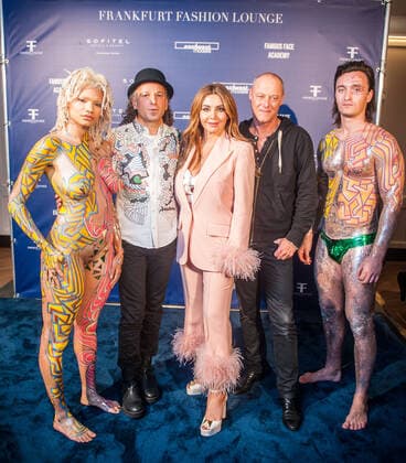 25.11.2022 xesx Frankfurt am Main, Hotel Sofitel Fashion Week Winter 2022 Ein Vorgeschmack auf die Winter-Fashion-Week im Sofitel - Bild zeigt von links Bodypainter Johnny Dar, Fashion-Lounge-Macherin Sevinc Yerli, Starfotograf Frederic Auerbach und zwei Models.