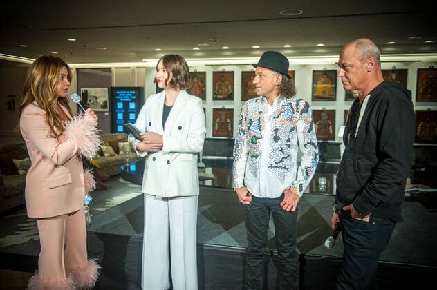 25.11.2022 xesx Frankfurt am Main, Hotel Sofitel Fashion Week Winter 2022 Ein Vorgeschmack auf die Winter-Fashion-Week im Sofitel - Bild zeigt von links Fashion-Lounge-Macherin Sevinc Yerli im Gespräch mit Moderatorin Dasha, Bodypainter Johnny Dar und Starfotograf Frederic Auerbach.