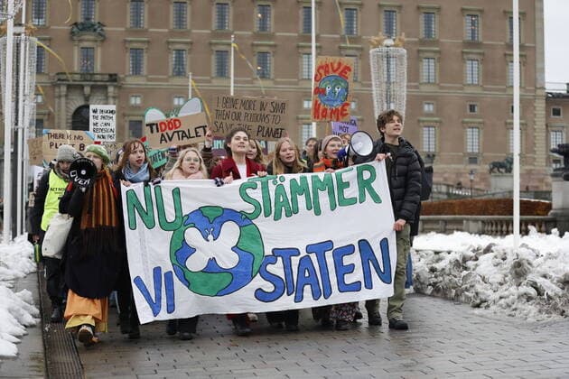 STOCKHOLM 20221125 Klimatdemonstration i Stockholm som den ungdomsledda organisationen Auroras gjorde inför inlämning av sin stämningsansökan mot staten för deras bristande klimatarbete. Demonstrationstaget gar mellan Mynttorget och Stockholms tingsrätt. Stockholm Sverige x10430x *** STOCKHOLM 20221125 Climate demonstration in Stockholm that the youth-led organization Auroras did before submitting its lawsuit against the state for their lack of climate work Demonstration shot between Mynttorget and Stockholm district court Stockholm Sweden x10430x,  Copyright: xChristinexOlsson TTx KLIMATDEMONSTRATION STOCKHOLM