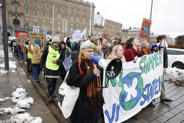 STOCKHOLM 20221125 Klimatdemonstration i Stockholm som den ungdomsledda organisationen Auroras gjorde inför inlämning av sin stämningsansökan mot staten för deras bristande klimatarbete. Demonstrationstaget gar mellan Mynttorget och Stockholms tingsrätt. Stockholm Sverige x10430x *** STOCKHOLM 20221125 Climate demonstration in Stockholm that the youth-led organization Auroras did before submitting its lawsuit against the state for their lack of climate work Demonstration shot between Mynttorget and Stockholm District Court Stockholm Sweden x10430x,  Copyright: xChristinexOlsson TTx KLIMATDEMONSTRATION STOCKHOLM