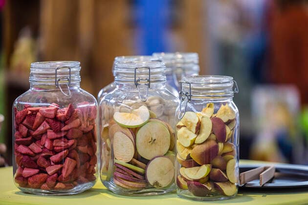 Getrocknete Früchte wie Erdbeer und Apfel. Messe veggie & frei von . Stuttgarter Messeherbst. Auf der Messe Stuttgart präsentieren rund 1.800 Aussteller Neuheiten rund um die Themen Haustiere, Spiele, Lifestyle und Food. 19.11.2022: Deutschland, Baden-Württemberg, Stuttgart. *** Dried fruits such as strawberry and apple Trade fair veggie free from Stuttgart trade fair autumn At the Stuttgart trade fair, around 1 800 exhibitors present innovations relating to pets, games, lifestyle and food 19 11 2022 Germany, Baden Württemberg, Stuttgart