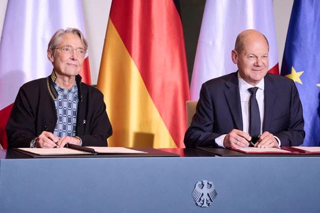 News Themen der Woche KW47 News Bilder des Tages Berlin, Olaf Scholz trifft die Ministerpräsidentin der Französischen Republik Élisabeth Borne Bundeskanzler Olaf Scholz (SPD) und die Ministerpräsidentin der Französischen Republik Élisabeth Borne während der Unterzeichnung einer gemeinsamen Erklärung zur Energiesolidarität am 25.11.2022 im Bundeskanzleramt in Berlin. Berlin Bundeskanzleramt Berlin Deutschland *** Berlin, Olaf Scholz meets the Prime Minister of the French Republic Élisabeth Borne Federal Chancellor Olaf Scholz SPD and the Prime Minister of the French Republic Élisabeth Borne during the signing of a joint declaration on energy solidarity on 25 11 2022 at the Federal Chancellery in Berlin Berlin Federal Chancellery Berlin Germany