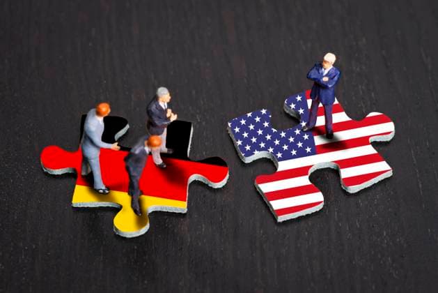 Beziehungen zwischen Deutschland und den USA Puzzleteile mit den Flaggen von Deutschland und den USA Copyright: xZoonar.com ironjohnx 10329445