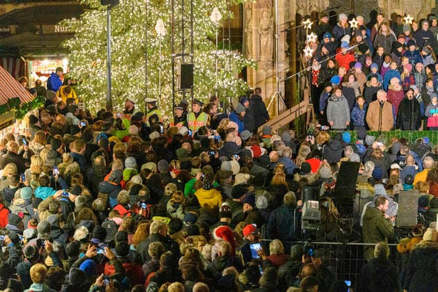 Bilder des Jahres, News 11 November News Themen der Woche KW47 News Bilder des Tages Menschenmenge bei der Eröffnung vom Nürnberger Christkindlesmarkt in der Altstadt. Nürnberg, 25.11.2022 *** Crowd at the opening of the Nuremberg Christmas Market in the Old Town Nuremberg, 25 11 2022 Foto:xD.xAnoraganingrumx xFuturexImage