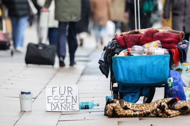 Bettler in der Innenstadt von Hamburg DEU, Deutschland, Hamburg: Das Pappschild eines Bettlers mit der Aufschrift Für Essen Danke ist am Shopping-Tag Black Friday am Jungfernstieg in der Innenstadt von Hamburg zu sehen. Hamburg Hamburg Deutschland *** Beggar in downtown Hamburg DEU, Germany, Hamburg The cardboard sign of a beggar with the inscription Für Essen Danke is seen on the shopping day Black Friday at Jungfernstieg in downtown Hamburg Hamburg Germany