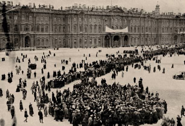 RECORD DATE NOT STATED Demonstrators gather in front of the Winter Palace in Petrograd, 1917. Copyright:x?xFinexArtxImages HeritagexImagesx IMAGO ,2671057 ! ACHTUNG: AUFNAHMEDATUM GESCHÄTZT!  Copyright:?xFinexArtxImages HeritagexImagesx IMAGO