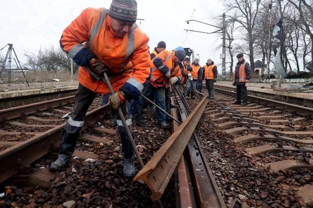 KHARKIV REGION, UKRAINE - NOVEMBER 25, 2022 - Railway workers repair the tracks damaged by Russian shelling in the northern direction, Kharkiv Region, northeastern Ukraine. Railway tracks by Russian shelling under repair in Kharkiv Region  Copyright: xVyacheslavxMadiyevskyyx