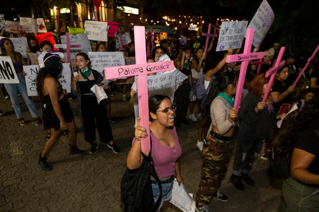 November 25, 2022, Playa del Carmen, Mexico: Women take part during a demonstration on the occasion of the International Day for the Eradication of Violence against Women at Fifth Avenue. on November 25, 2022 in Playa del Carmen, Mexico. Olaya del Carmen Mexico - ZUMAe321 20221125_zia_e321_024 Copyright: xNataliaxPescador xEyepixxGroupx