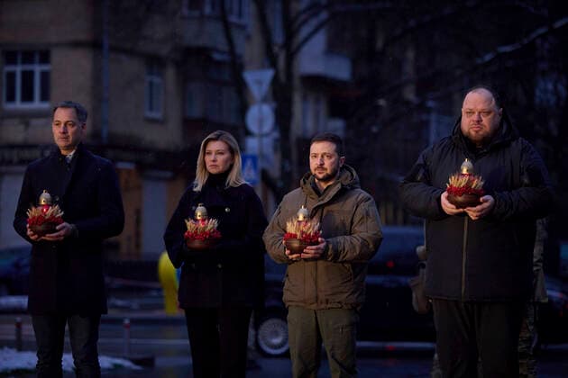 Bilder des Jahres, News 11 November News Themen der Woche KW47 November 26, 2022, Kyiv, Ukraine: Ukrainian President Volodymyr Zelenskyy, and First Lady Olena Zelenska stand for a moment of silence alongside Belgian Prime Minister Alexander De Croo, left, and Ukranian Parliament Speaker Ruslan Stefanchuk, right, in honor of the 90th anniversary of the Holodomor famine, November 26, 2022 in Kyiv, Ukraine. Kyiv Ukraine - ZUMAp138 20221126_zaa_p138_077 Copyright: xUkrainexPresidency UkrainianxPrex