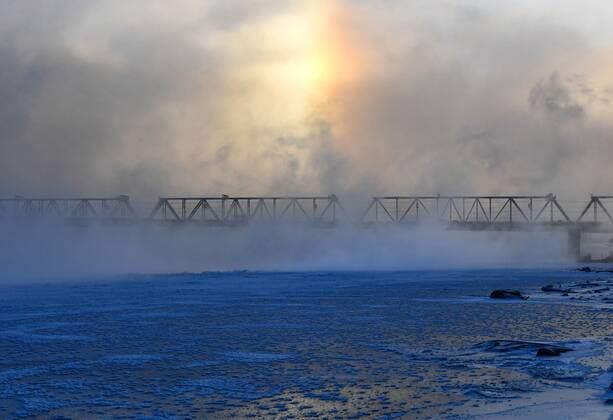 Russia Weather 8325364 26.11.2022 Railway bridge over the Ob River is seen in severe frosts in Novosibirsk, Russia. On November 26-27, the air temperature dropped to -35 degrees Celsius (-31 Fahrenheit) in Novosibirsk region and to -30 (-22 °F) in Novosibirsk. Alexandr Kryazhev Sputnik Novosibirsk Russia  Copyright: xAlexandrxKryazhevx