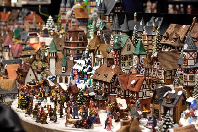 Miniatur-Weihnachtsstadt - Der Weihnachtszauber am Gendarmenmarkt findet aufgrund von Bauarbeiten in den Jahren 2022-2024 am Bebelsplatz an der Staatsoper statt. Berlin, 26.11.2022 *** Miniature Christmas City The Christmas magic at the Gendarmenmarkt will take place due to construction work in 2022 2024 at the Bebelsplatz at the State Opera Berlin, 26 11 2022 Foto:xT.xBartillax xFuturexImage