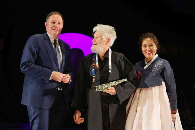 Carsten Brosda, Achim Freyer und Esther Lee bei der Verleihung des Deutschen Theaterpreises Der Faust 2022 im Düsseldorfer Schauspielhaus. Düsseldorf, 26.11.2022