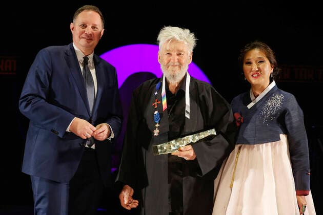 Carsten Brosda, Achim Freyer und Esther Lee bei der Verleihung des Deutschen Theaterpreises Der Faust 2022 im Düsseldorfer Schauspielhaus. Düsseldorf, 26.11.2022