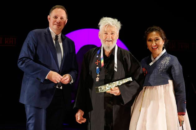 Carsten Brosda, Achim Freyer und Esther Lee bei der Verleihung des Deutschen Theaterpreises Der Faust 2022 im Düsseldorfer Schauspielhaus. Düsseldorf, 26.11.2022