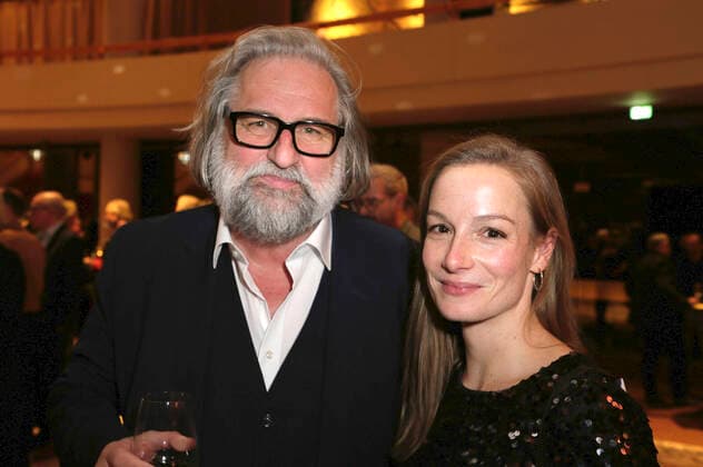 Andreas Windhuis mit Begleitung bei der Verleihung des Deutschen Theaterpreises Der Faust 2022 im Düsseldorfer Schauspielhaus. Düsseldorf, 26.11.2022