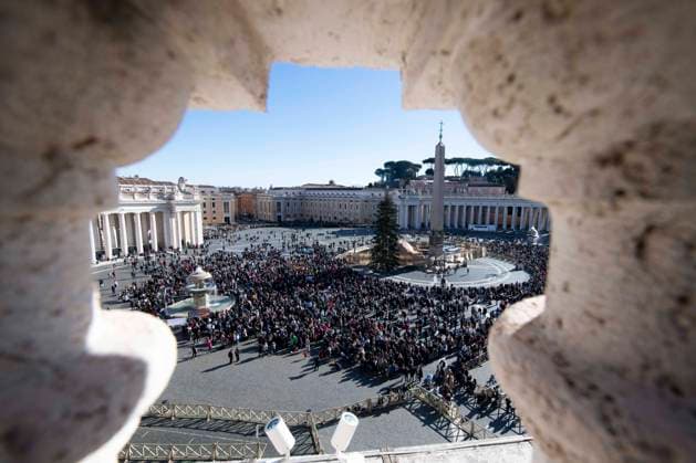 Italy, Rome, Vatican, 2022 11 27.Pope Francis adresses the crowd from the window of the Apostolic Palace overlooking Saint Peter s Square during the Angelus prayer in the Vatican. Photograph by Vatican Mediia Catholic Press Photo . RESTRICTED TO EDITORIAL USE - NO MARKETING - NO ADVERTISING CAMPAIGNS.  Copyright: xVATICANxMEDIAx xipa-agency.netx xVaticanxMediax IPA_IPA34752808