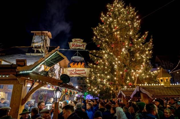 Reisen Kunst Architektur 26.11.2022 Jena Thüringen Weihnachtsmarkt Marktplatz Jenas Gute Stube Thüringer Klose Tannenbaum Weihnachtsbaum Adventskranz Hanfried Denkmal Gedenken an Johann Friedrich I. von Sachsen, dem Begründer der Universität Foto Eberhard Thonfeld Sonneberg Deutschland *** travel art architecture 26 11 2022 Jena Thuringia Christmas market marketplace Jenas Gute Stube Thüringer Klose fir tree Christmas tree Advent wreath Hanfried monument commemoration of Johann Friedrich I of Saxony, the founder of the university photo Eberhard Thonfeld Sonneberg Germany