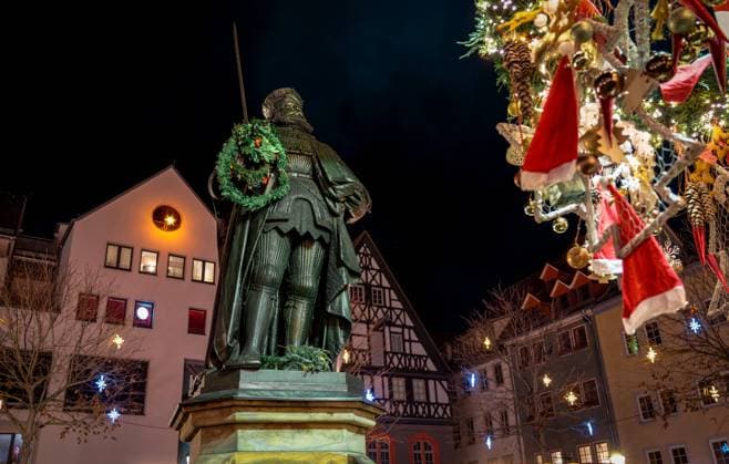 Reisen Kunst Architektur 26.11.2022 Jena Thüringen Weihnachtsmarkt Marktplatz Jenas Gute Stube Thüringer Klose Tannenbaum Weihnachtsbaum Adventskranz Hanfried Denkmal Gedenken an Johann Friedrich I. von Sachsen, dem Begründer der Universität Foto Eberhard Thonfeld Sonneberg Deutschland *** travel art architecture 26 11 2022 Jena Thuringia Christmas market marketplace Jenas Gute Stube Thüringer Klose fir tree Christmas tree Advent wreath Hanfried monument commemoration of Johann Friedrich I of Saxony, the founder of the university photo Eberhard Thonfeld Sonneberg Germany