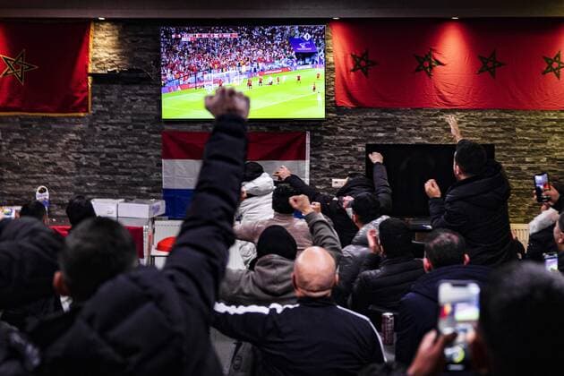 THE HAGUE - Moroccan football fans watch the match against Belgium in the Schilderswijk in The Hague. Where the neighborhood turns completely orange in most streets, there is also a lot of red and green, from the flag of Morocco. ANP RAMON VAN FLYMEN netherlands out - belgium out