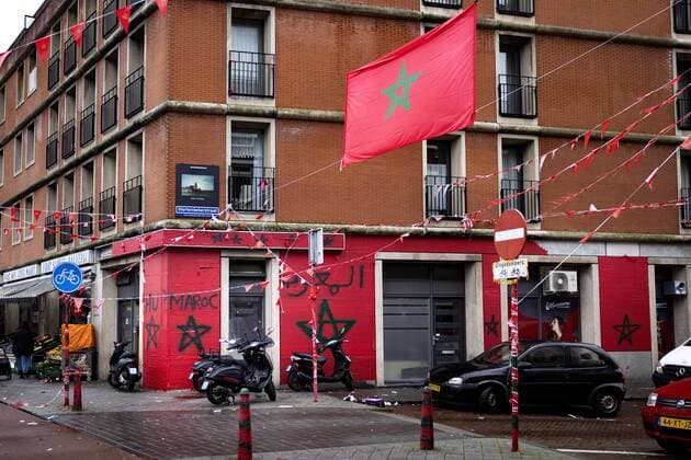 THE HAGUE - Flags for the Moroccan national football team in the Schilderswijk in The Hague. Where the neighborhood turns completely orange in most streets, there is also a lot of red and green, from the flag of Morocco. ANP RAMON VAN FLYMEN netherlands out - belgium out
