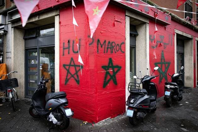 THE HAGUE - Flags for the Moroccan national football team in the Schilderswijk in The Hague. Where the neighborhood turns completely orange in most streets, there is also a lot of red and green, from the flag of Morocco. ANP RAMON VAN FLYMEN netherlands out - belgium out