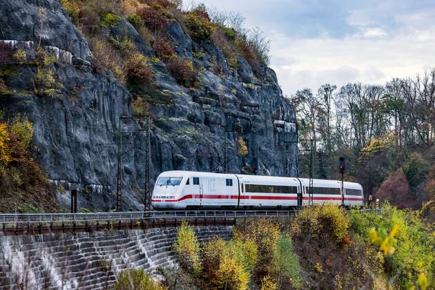 InterCityExpress ICE auf der Geislinger Steige auf der Filstallinie der Bahn im Herbst. 17.11.2022: Deutschland, Baden-Württemberg, Amstetten. *** InterCityExpress ICE on the Geislinger Steige on the Filstallinie of the railroad in the fall 17 11 2022 Germany, Baden Württemberg, Amstetten