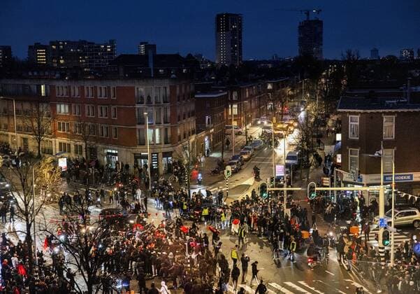 THE HAGUE - Moroccan football fans celebrate at the Hoefkade after the national team won the World Cup against Belgium. Where the neighborhood turns completely orange in most streets, there is also a lot of red and green, from the flag of Morocco. ANP RAMON VAN FLYMEN netherlands out - belgium out
