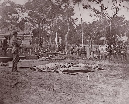 RECORD DATE NOT STATED Burial of the Dead, Fredericksburg, 1863. Creator: Andrew Joseph Russell. Copyright:xHeritagexArt HeritagexImagesx IMAGO ,2778415 ! ACHTUNG: AUFNAHMEDATUM GESCHÄTZT!  Copyright:HeritagexArt HeritagexImagesx IMAGO
