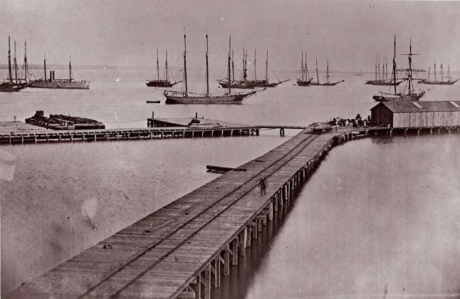 RECORD DATE NOT STATED Wharves on the James River, City Point . Brady album, p. 10, 1861-65. Creator: Andrew Joseph Russell. Copyright:xHeritagexArt HeritagexImagesx IMAGO ,2778425 ! ACHTUNG: AUFNAHMEDATUM GESCHÄTZT!  Copyright:HeritagexArt HeritagexImagesx IMAGO