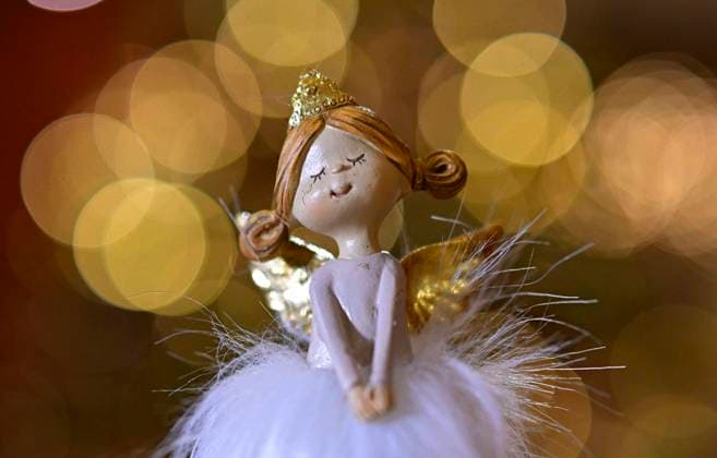 25.11.2022, Weihnachtsauslage in einer Gärtnerei in Buchloe (Bayern), Advent-Stimmung im Verkaufsraum. Eine hübsche Christkind-Figur inmitten funkelndem Lichterglanz. 25.11.2022, Adventszeit 25.11.2022, Adventszeit *** 25 11 2022, Christmas display in a nursery in Buchloe Bavaria , Advent mood in the sales room A pretty Christkind figure amid sparkling lights 25 11 2022, Advent season 25 11 2022, Advent season