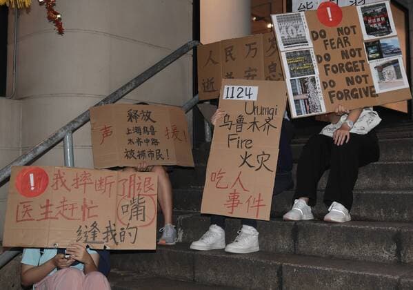 November 27, 2022, Hong Kong, China: In a rare protest since the implementation of National Security Law in June 2020, a group of Hong Kong college students staged a low profile sit-in in Central, protesting China s handling of a fire in Urumqi that killed residents trapped within a Covid quarantine area. The incident in Xinjiang sparked a rare public protest yesterday in Shanghai, as citizens took to the street expressing their support for freedom and democracy for China, and venting their frustration for Chinese Regime s high-pressure Covid-policy. Hong Kong China - ZUMAl137 20221127_zap_l137_002 Copyright: xLiauxChung-renx