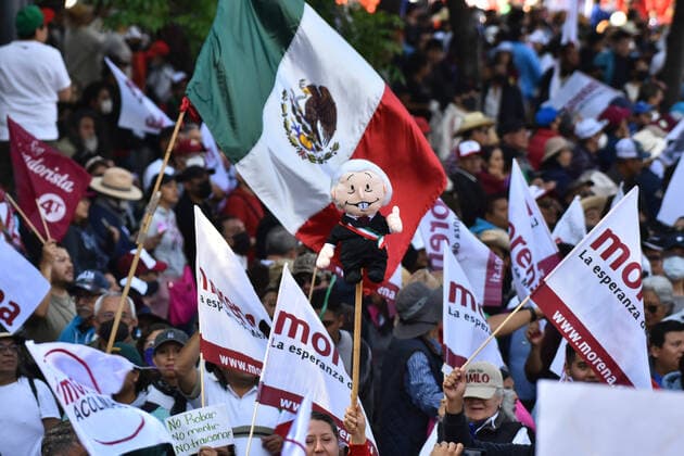 News Bilder des Tages Mexico™s President Heads March of Transformation November 27, 2022, Mexico City, Mexico: Persons join during the March of Transformation in support of the Mexican President Andres Manuel Lopez Obrador at the Angel of Independence towards the Zocalo, prior to Lopez Obrador 4th Government Report. on November 27, 2022 in Mexico City, Mexico. (Photo by Carlos Tischler Eyepix Group) Copyright: xCarlosxTischler xEyepixxGroupx CT_27112022_82568