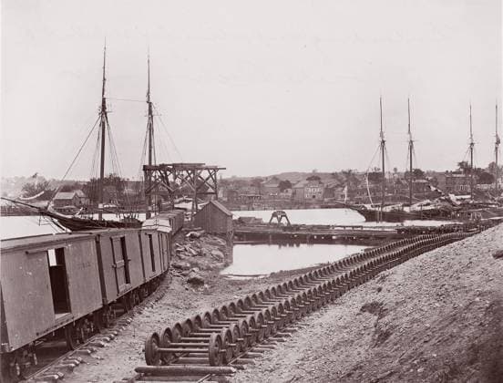 RECORD DATE NOT STATED Unloading Supplies for U.S. Military Railroad opposite Richmond, Virginia, ca. 1865. Creator: Unknown. Copyright:xHeritagexArt HeritagexImagesx IMAGO ,2781221 ! ACHTUNG: AUFNAHMEDATUM GESCHÄTZT!  Copyright:HeritagexArt HeritagexImagesx IMAGO