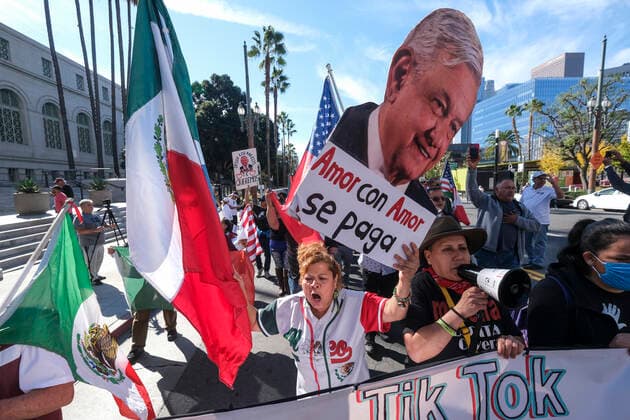News Bilder des Tages November 27, 2022, Los Angeles, California, USA: Members of the Full Rights for Immigrants Coalition take part in a rally to support political reform in Mexico, Sunday November 27, 2022 in Los Angeles. Los Angeles USA - ZUMAc68_ 20221127_zaf_c68_004 Copyright: xRingoxChiux