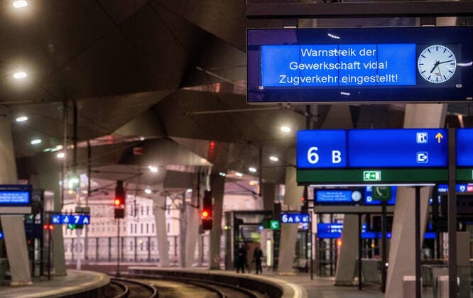 News Themen der Woche KW48 News Bilder des Tages 20221128 Warnstreik der Eisenbahner 28.11. - 29.11. WIEN, OESTERREICH - 28. NOVEMBER: Der leere Wiener Haupftbahnhof anl. des Warnstreiks der Eisenbahner vom 28.11. - 29.11. am Hauptbahnhof am 28. November, 2022 in Wien, Oesterreich. 221128_SEPA_32_001 Copyright: xMartinxJuenx SEPAxMedia