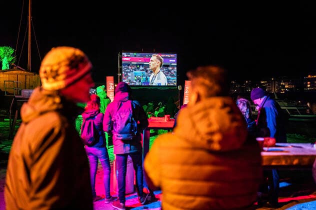 Public Viewing des Nachrichtenportals TAG24 bei der Strandbar Magdeburg. Etwa 70 Fans schauen sich bei 3 Grad Celsius und mit Glühwein die Partie Spanien gegen Deutschland (1:1) der FIFA Weltmeisterschaft 2022 in Katar an. Magdeburg, 27.11.2022